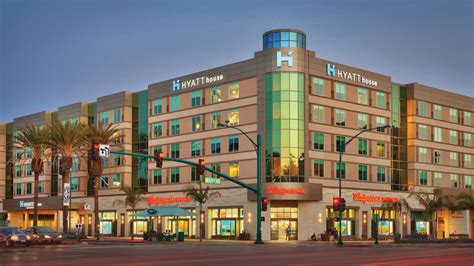 closest hotel to anaheim convention center